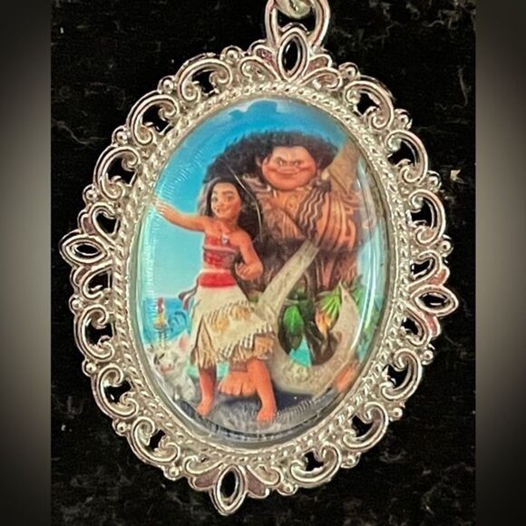 Disney Princess (Moana) 18” silver tone‎ chain necklace with 1.5” oval pendant - Picture 3 of 7